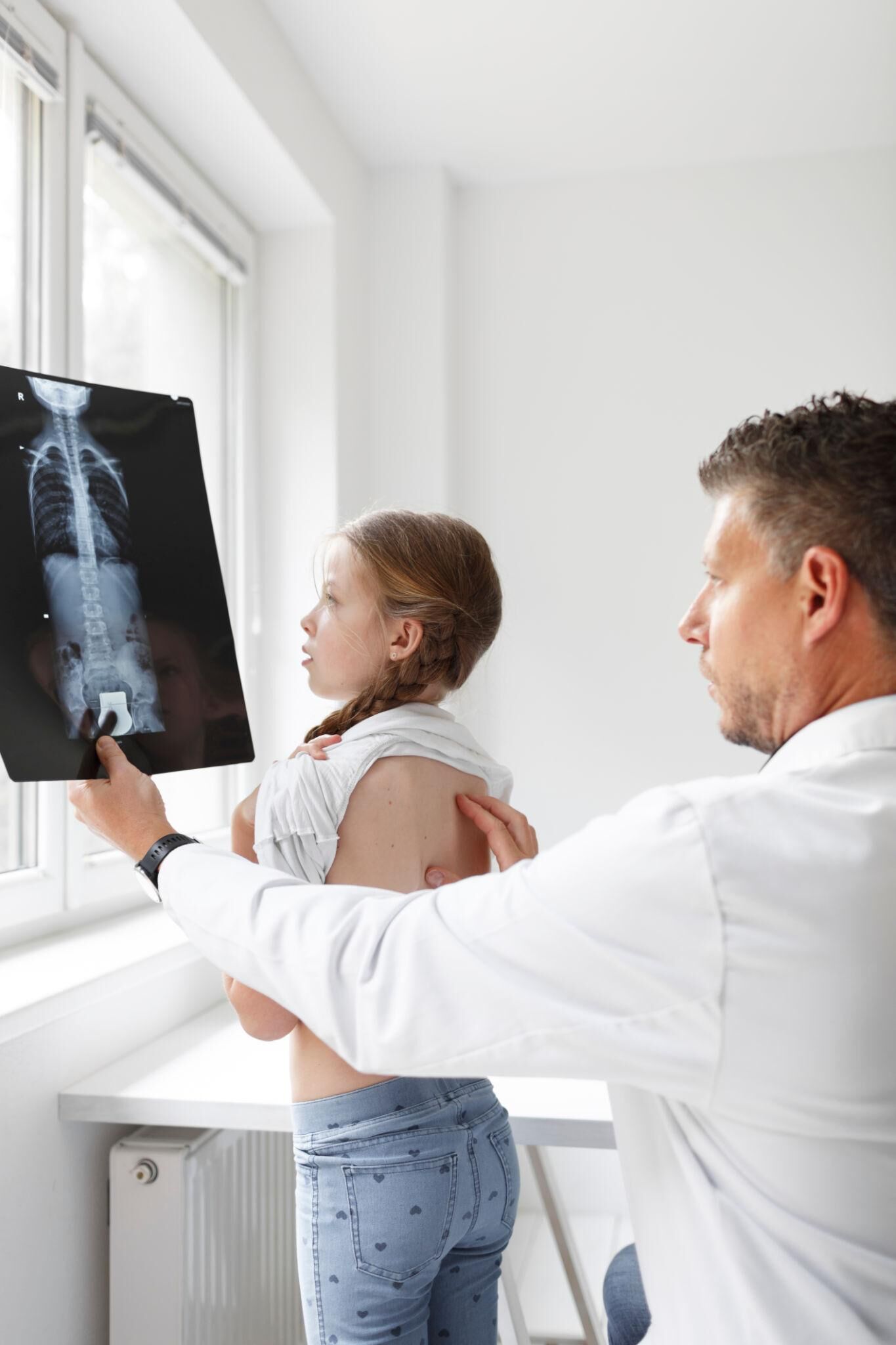 Top Spine Surgeon in Abu Dhabi – Dr. Sandesh Lakkol on What to Do After a Child’s Scoliosis Diagnosis